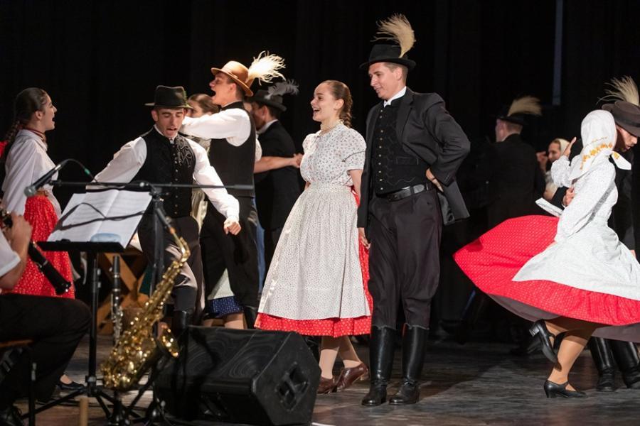 Belencéres néptáncgála a kulturális központban